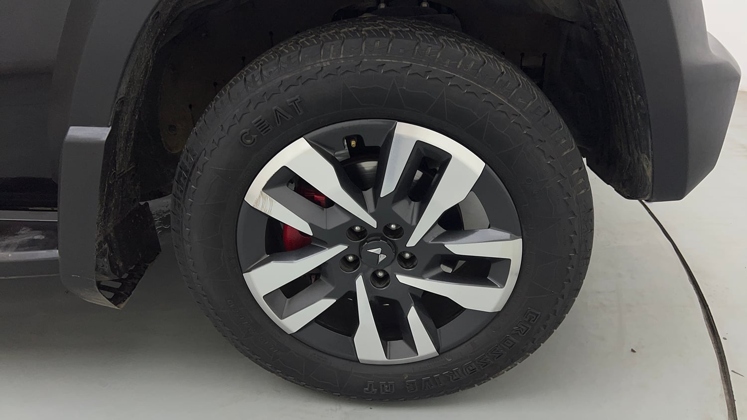 Used 2025 Mahindra Thar Roxx AX7 L Diesel AT 2WD Diesel Automatic tyres RIGHT FRONT TYRE RIM VIEW