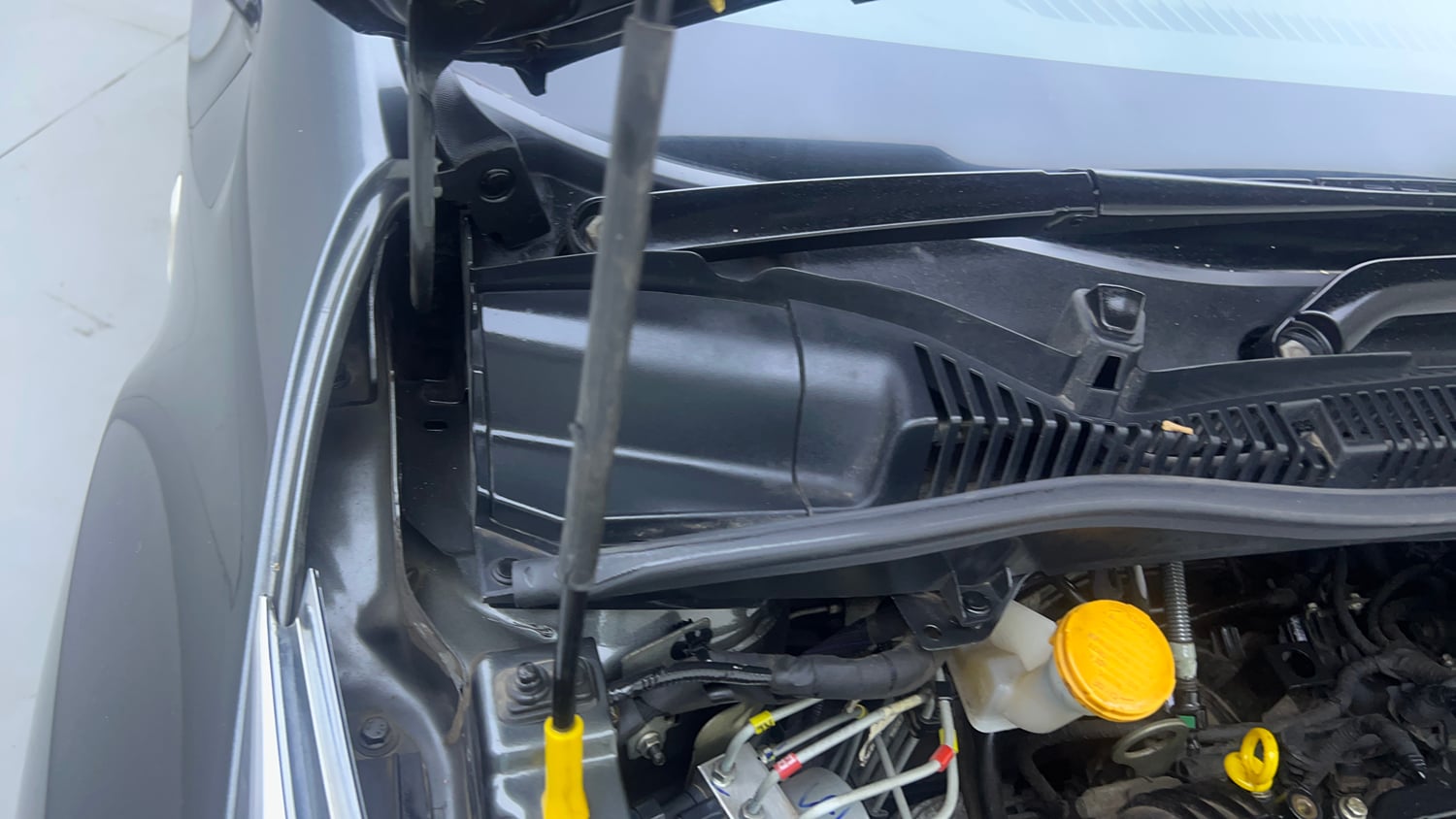 Used 2023 Tata Altroz XZA Plus Petrol Petrol Automatic engine ENGINE RIGHT SIDE HINGE & APRON VIEW