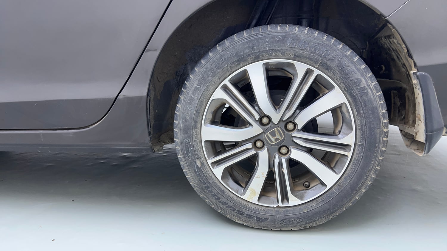 Used 2022 Honda City 4th Generation V Petrol Petrol Manual tyres LEFT REAR TYRE RIM VIEW