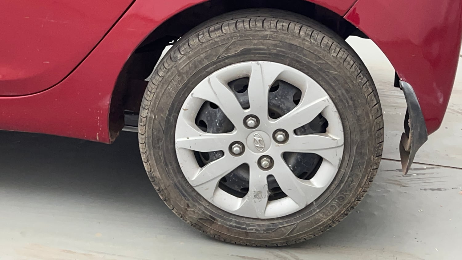 Used 2015 Hyundai Eon Magna + Petrol Manual tyres LEFT REAR TYRE RIM VIEW