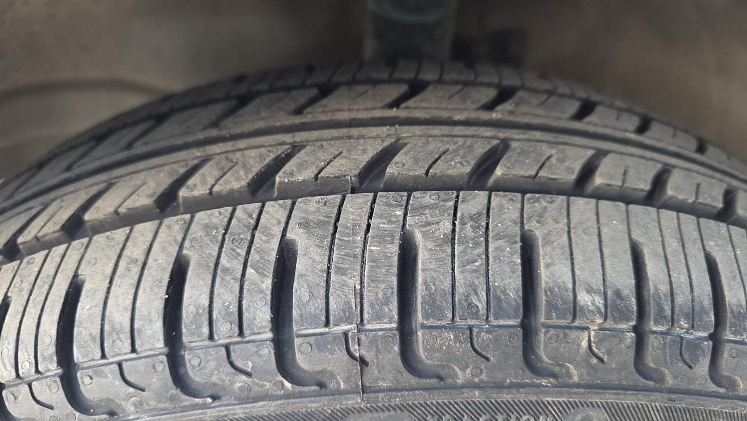 Used 2017 Maruti Suzuki Wagon R VXI Petrol Manual tyres LEFT FRONT TYRE TREAD VIEW