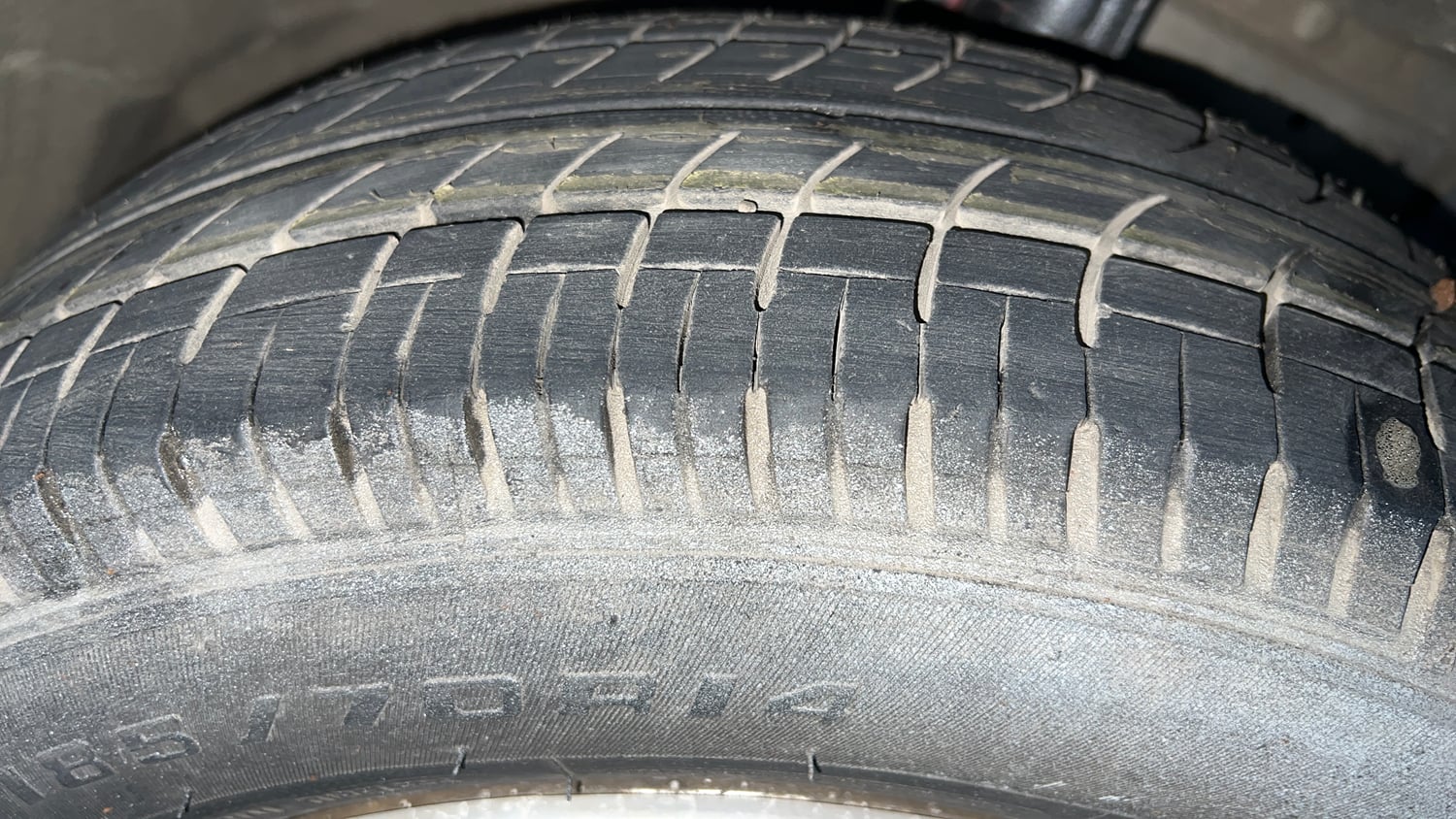 Used 2016 Maruti Suzuki Swift Lxi (O) Petrol Manual tyres RIGHT FRONT TYRE TREAD VIEW