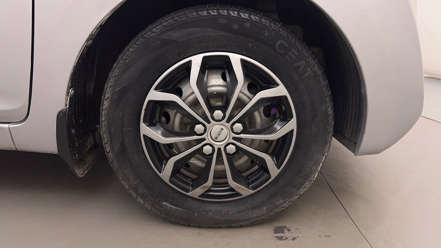 Used 2014 Hyundai Eon Era + Petrol Manual tyres RIGHT FRONT TYRE RIM VIEW