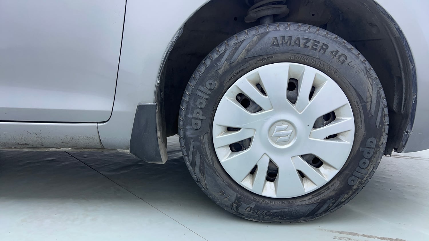 Used 2014 Maruti Suzuki Swift VXi Petrol Manual tyres RIGHT FRONT TYRE RIM VIEW
