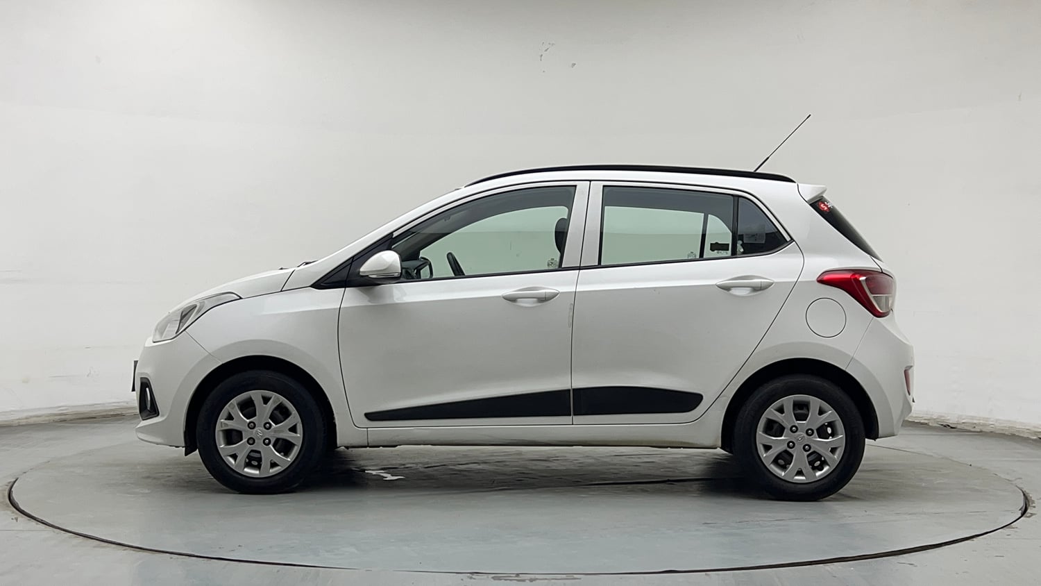 Used 2016 Hyundai Grand i10 Sportz 1.2 Kappa VTVT Petrol Manual exterior LEFT SIDE VIEW