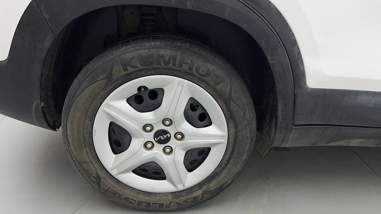 Used 2024 Kia Seltos HTE 1.5 Diesel MT Diesel Manual tyres RIGHT REAR TYRE RIM VIEW