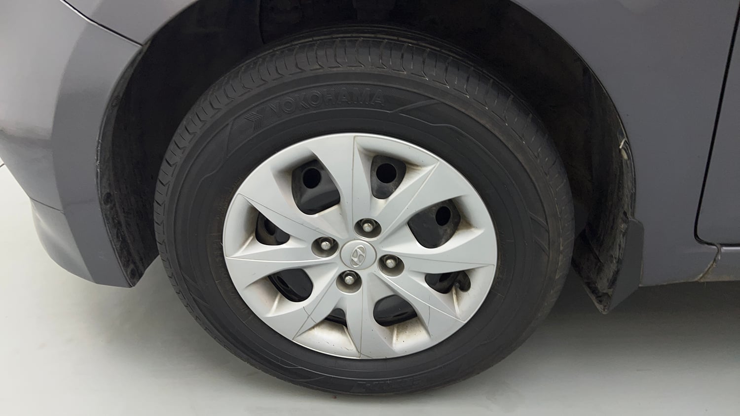 Used 2016 Hyundai Elite i20 Sportz 1.2 Petrol Manual tyres LEFT FRONT TYRE RIM VIEW