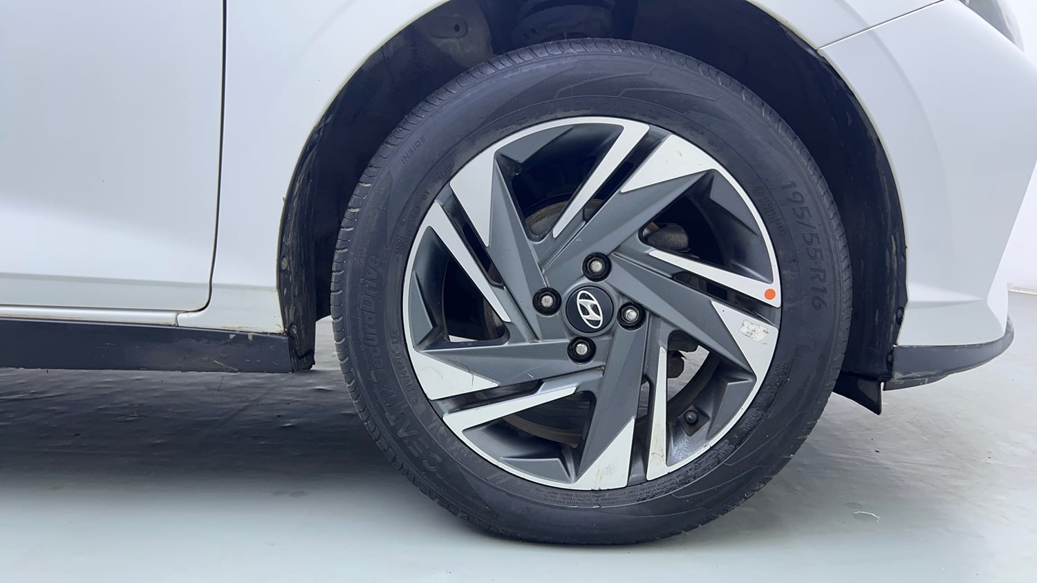Used 2021 Hyundai New i20 Asta (O) 1.0 Turbo DCT Petrol Automatic tyres RIGHT FRONT TYRE RIM VIEW