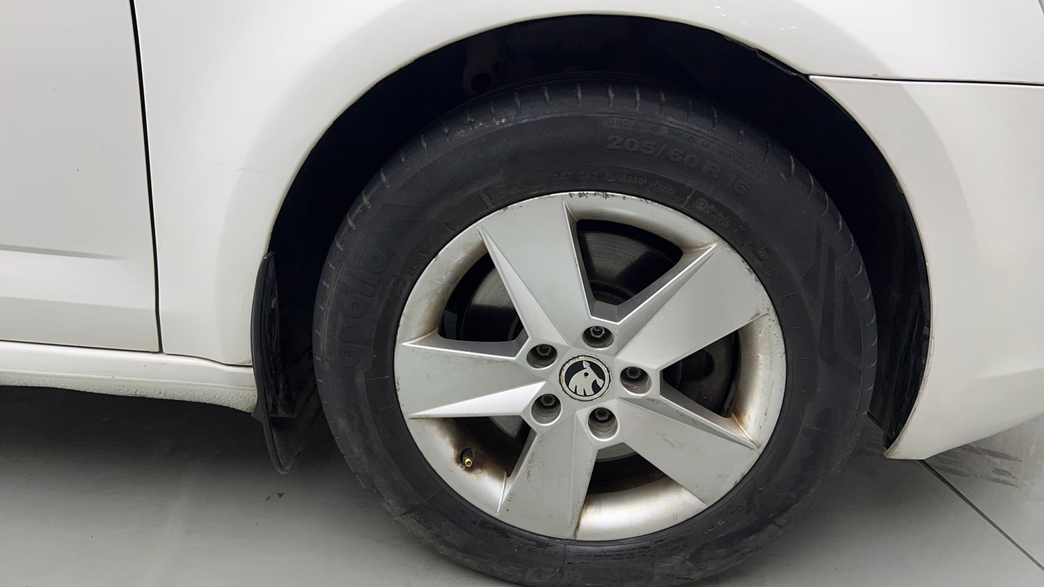 Used 2017 Skoda Octavia 1.8 TSI Ambition Plus AT Petrol Automatic tyres RIGHT FRONT TYRE RIM VIEW