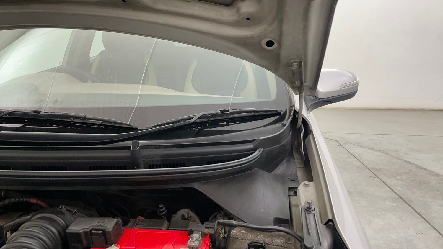 Used 2016 Hyundai Elite i20 Sportz 1.4 CRDI Diesel Manual engine ENGINE LEFT SIDE HINGE & APRON VIEW