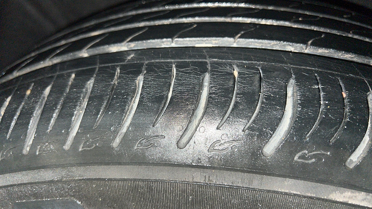Used 2021 Mahindra XUV700 AX 7 Petrol AT Luxury Pack 7 STR Petrol Automatic tyres RIGHT REAR TYRE TREAD VIEW
