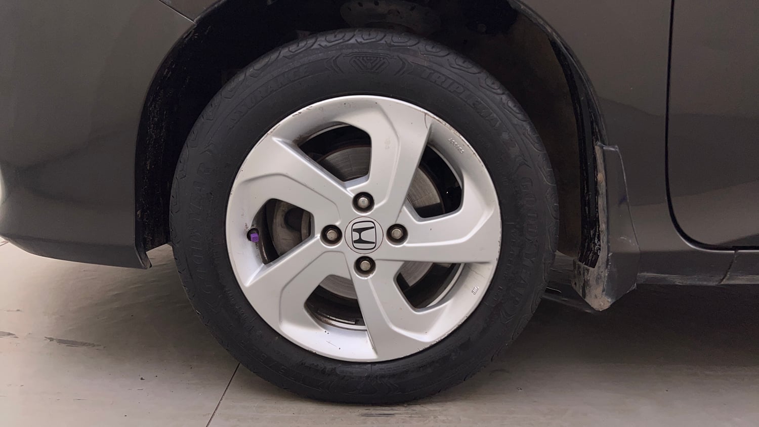 Used 2016 Honda City V Petrol Manual tyres LEFT FRONT TYRE RIM VIEW