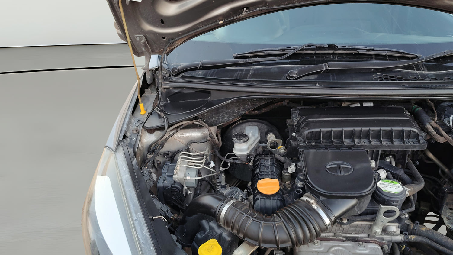 Used 2019 Tata Tiago Revotron XZ Plus Petrol Manual engine ENGINE RIGHT SIDE HINGE & APRON VIEW