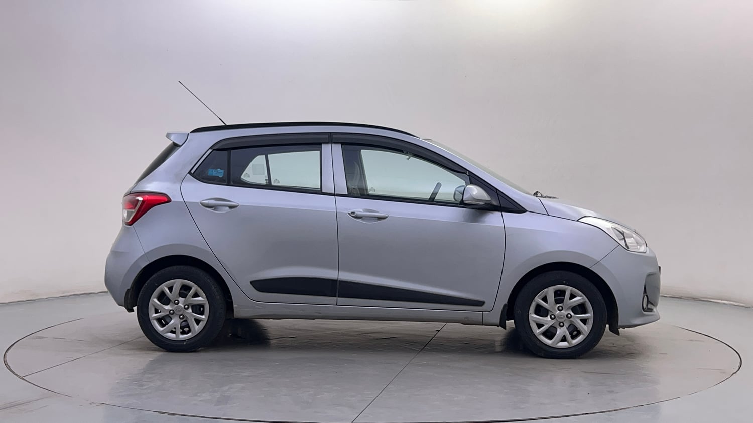 Used 2019 Hyundai Grand i10 Sportz 1.2 Kappa VTVT Petrol Manual exterior RIGHT SIDE VIEW