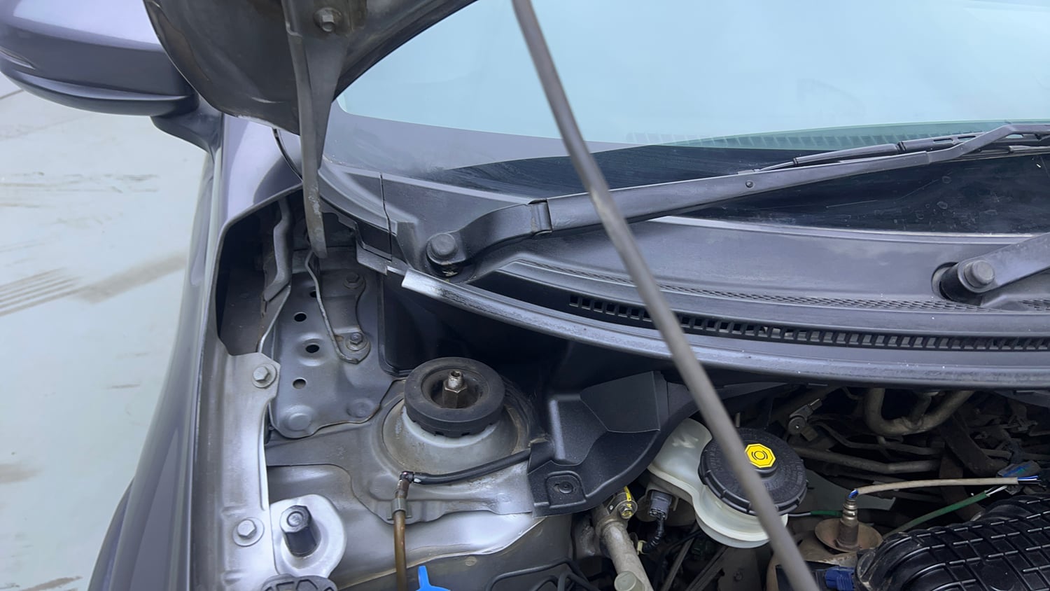 Used 2017 Honda BR-V VX Petrol Petrol Manual engine ENGINE RIGHT SIDE HINGE & APRON VIEW