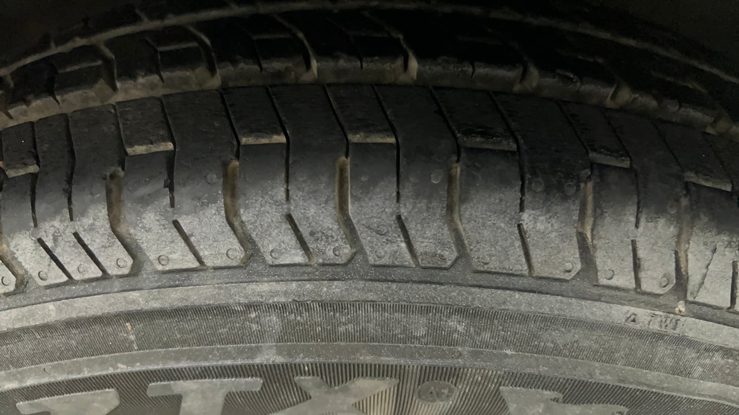 Used 2014 Hyundai i10 Magna 1.1 iRDE2 Petrol Manual tyres RIGHT FRONT TYRE TREAD VIEW