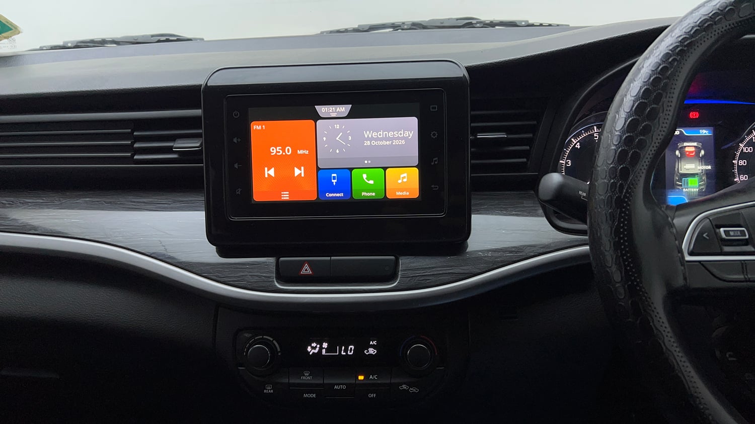 Used 2023 Maruti Suzuki XL6 Zeta MT Petrol Petrol Manual top_features Integrated (in-dash) music system
