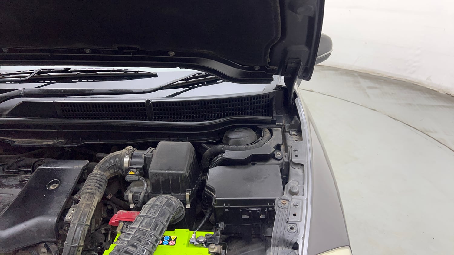 Used 2018 Maruti Suzuki S-Cross Zeta 1.3 Diesel Manual engine ENGINE LEFT SIDE HINGE & APRON VIEW