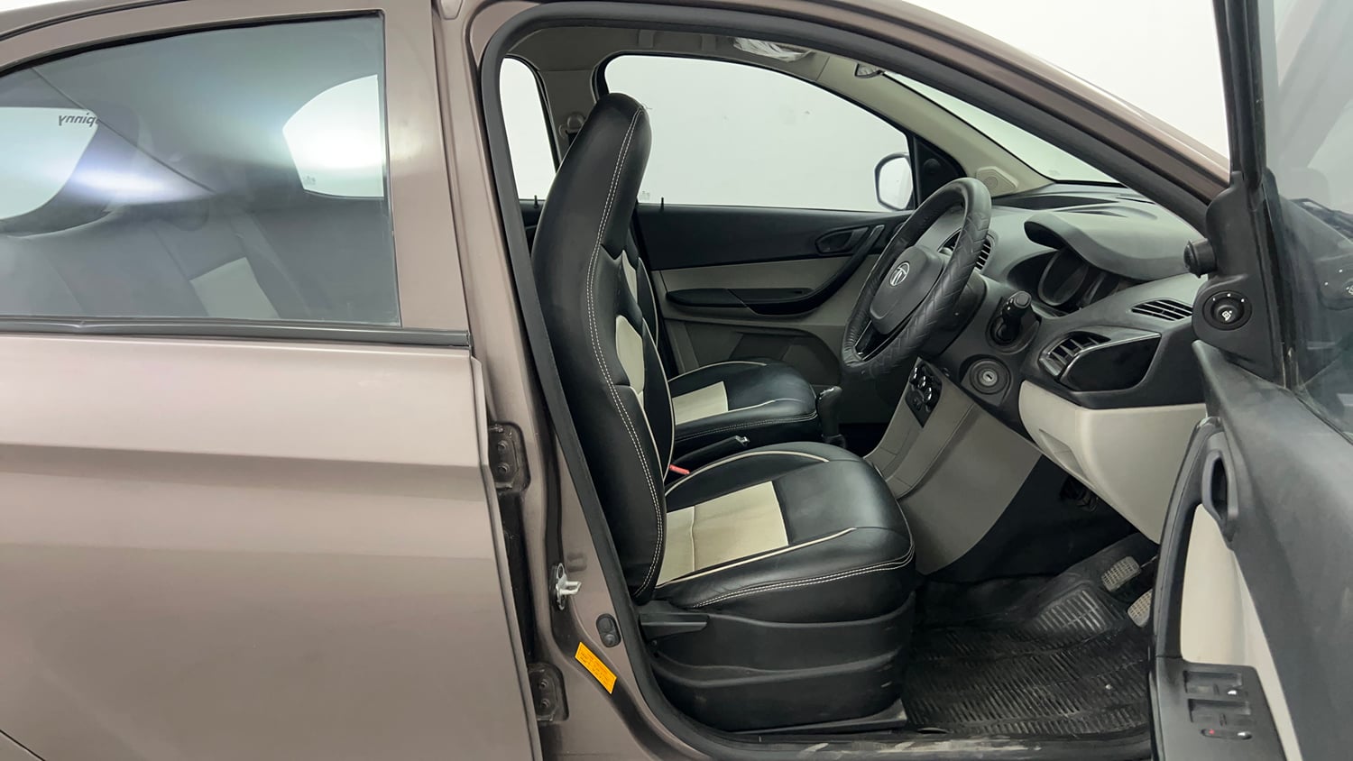 Used 2018 Tata Tiago Revotron XT Petrol Manual interior RIGHT SIDE FRONT DOOR CABIN VIEW