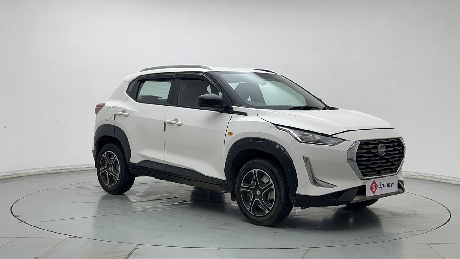Used 2023 Nissan Magnite XE Petrol Manual exterior RIGHT FRONT CORNER VIEW