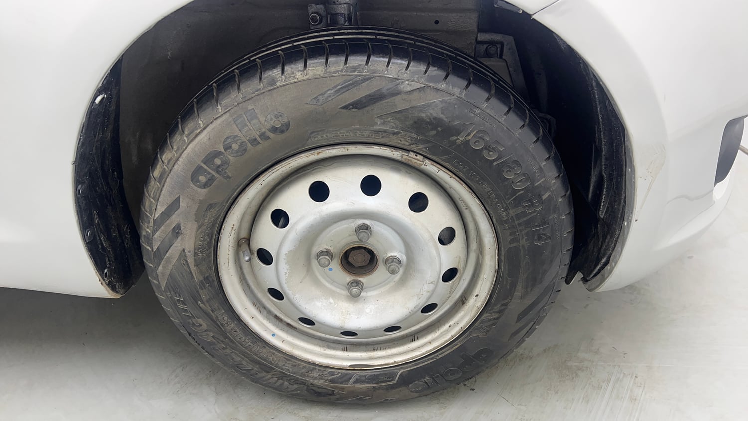 Used 2014 Maruti Suzuki Swift LXi Petrol Manual tyres RIGHT FRONT TYRE RIM VIEW