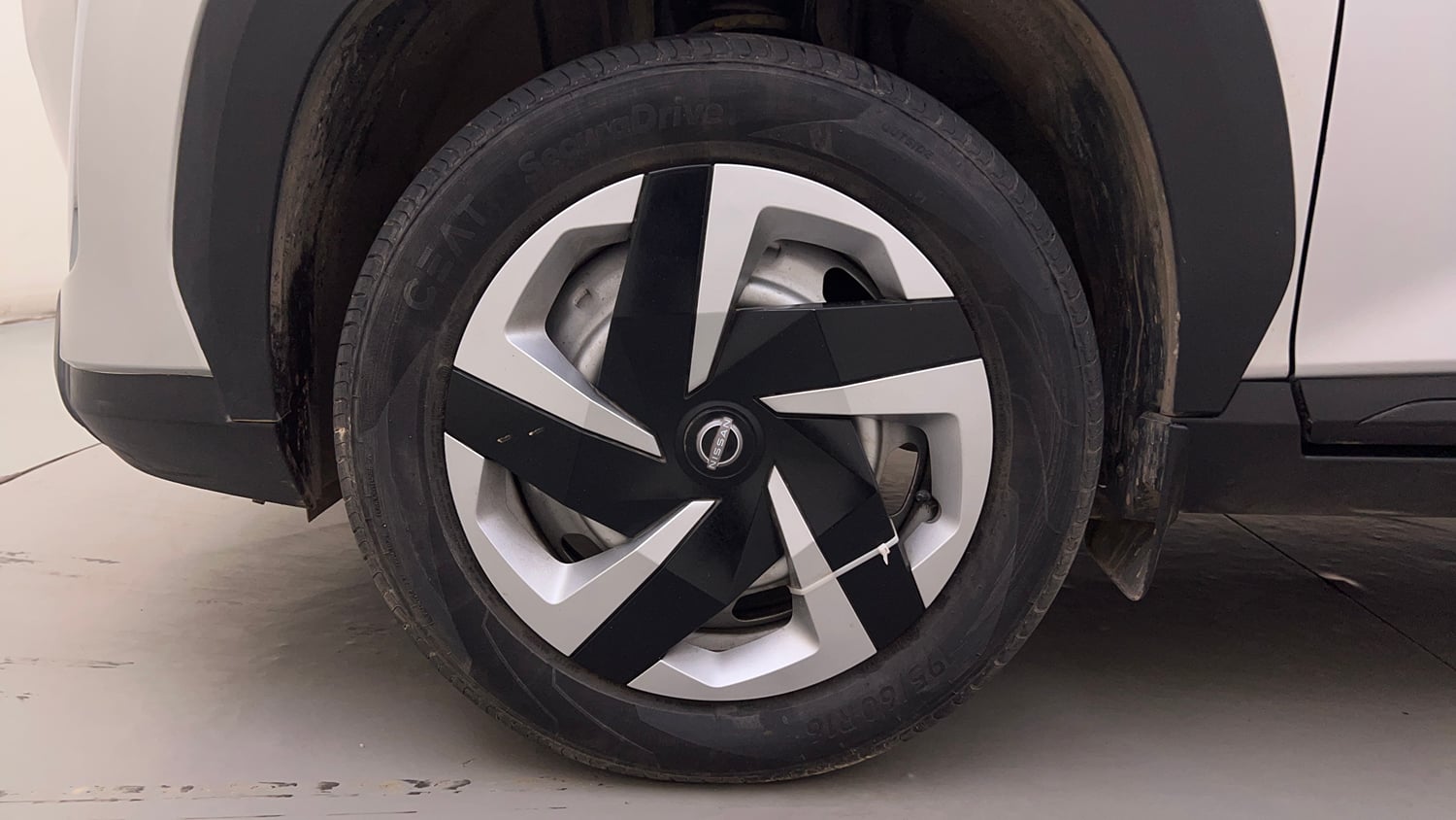 Used 2025 Nissan Magnite Visia B4D 1.0 Petrol AMT Petrol Automatic tyres LEFT FRONT TYRE RIM VIEW