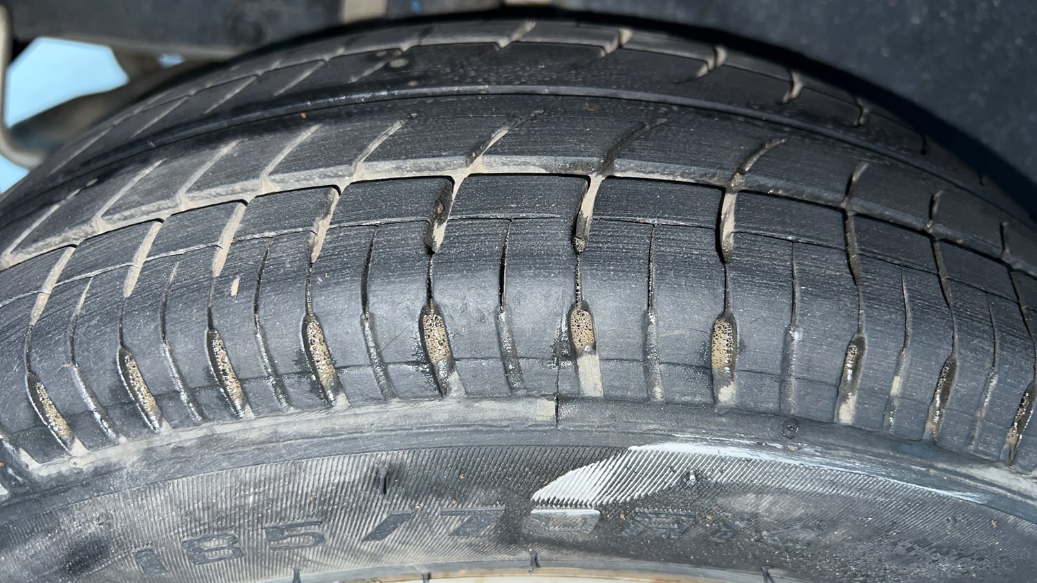 Used 2016 Maruti Suzuki Swift Lxi (O) Petrol Manual tyres RIGHT REAR TYRE TREAD VIEW