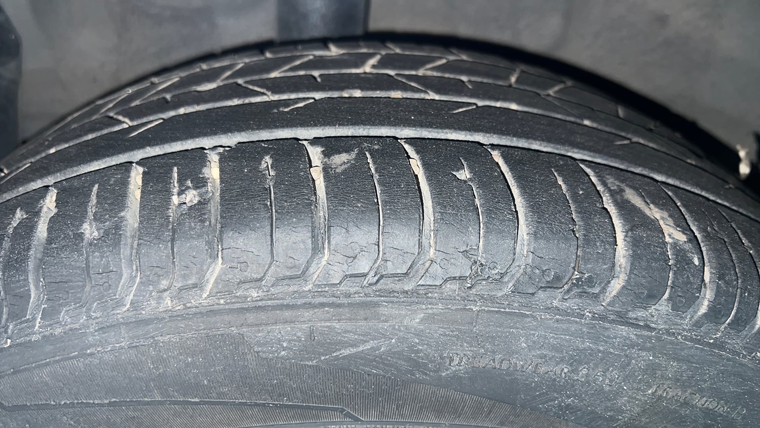 Used 2020 Hyundai New i20 Asta (O) 1.0 Turbo DCT Petrol Automatic tyres RIGHT REAR TYRE TREAD VIEW