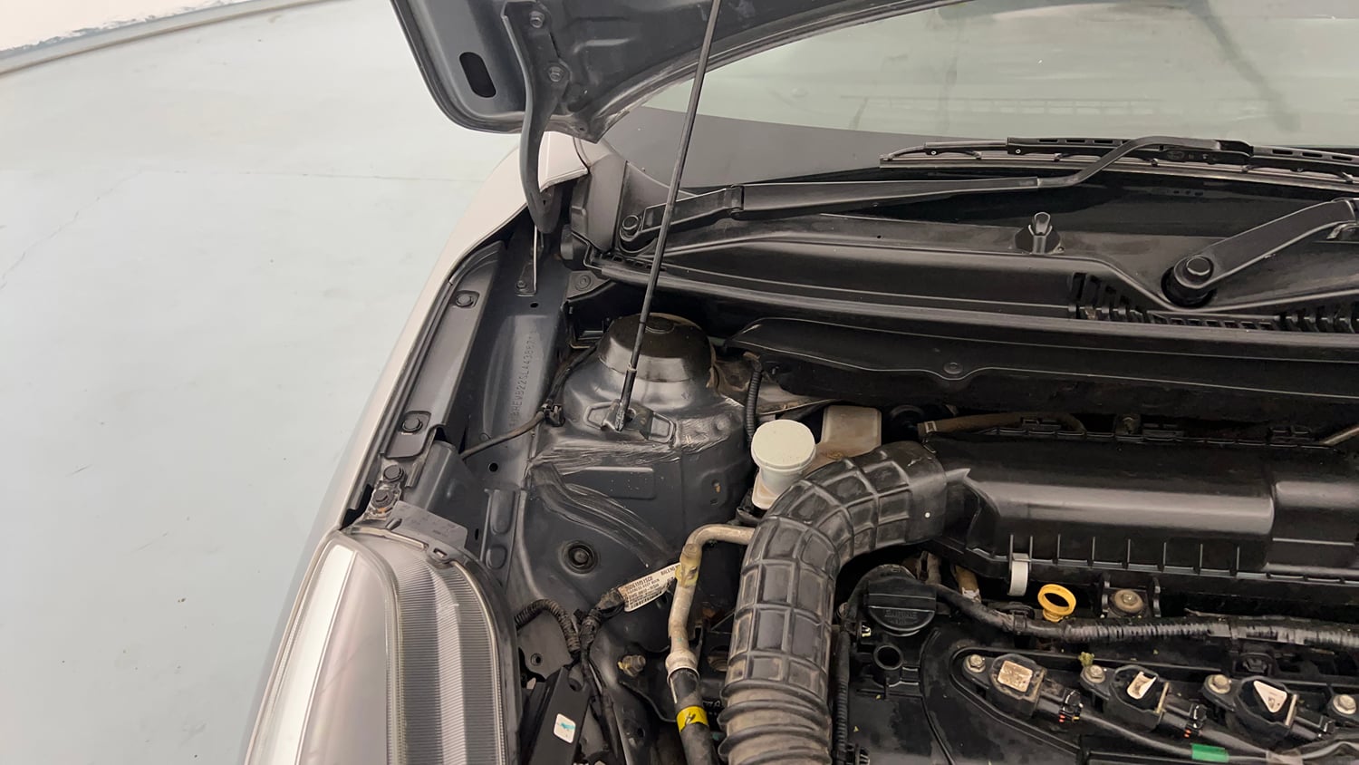 Used 2020 Maruti Suzuki Baleno Zeta Petrol Manual engine ENGINE RIGHT SIDE HINGE & APRON VIEW
