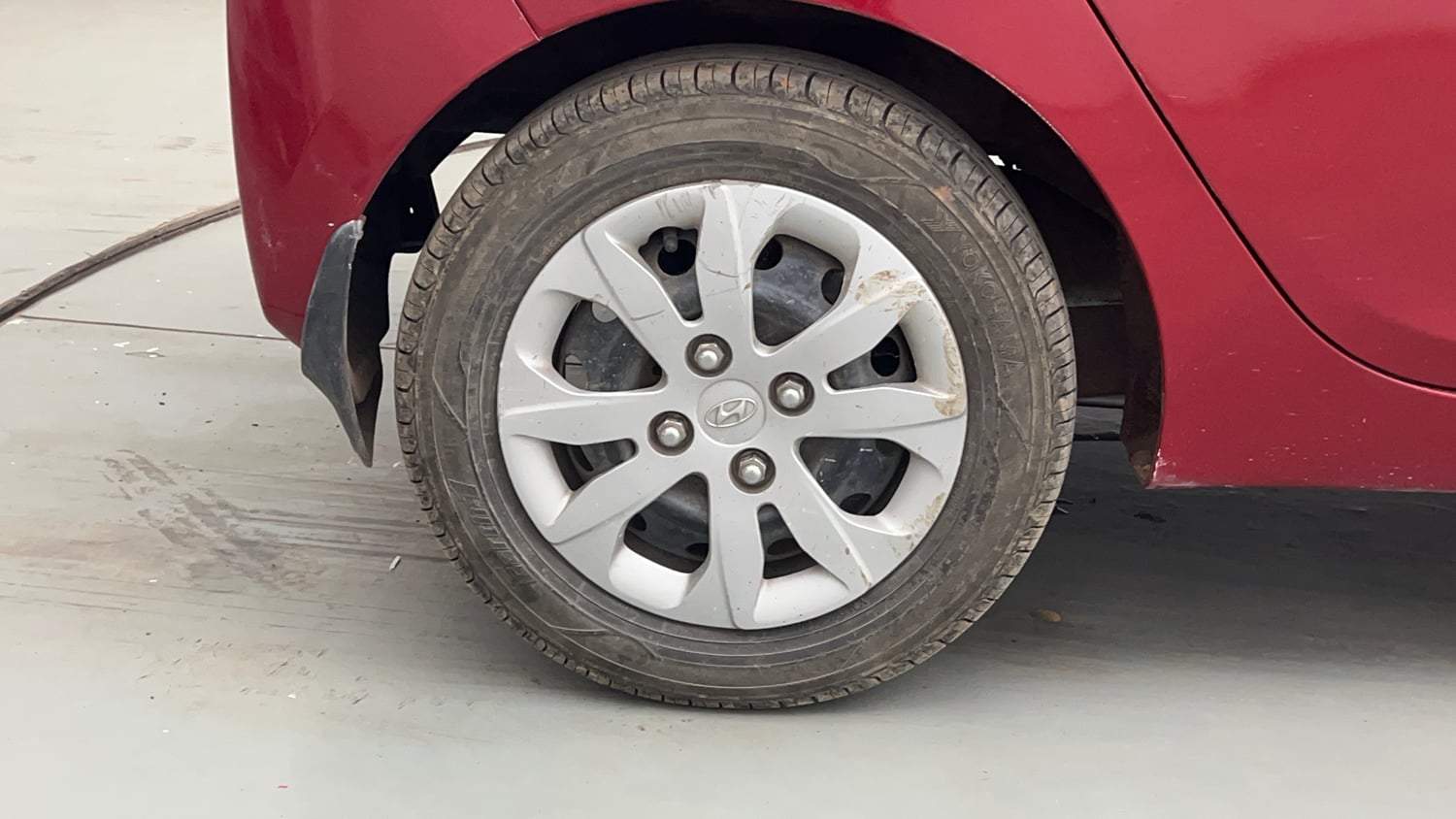Used 2015 Hyundai Eon Magna + Petrol Manual tyres RIGHT REAR TYRE RIM VIEW