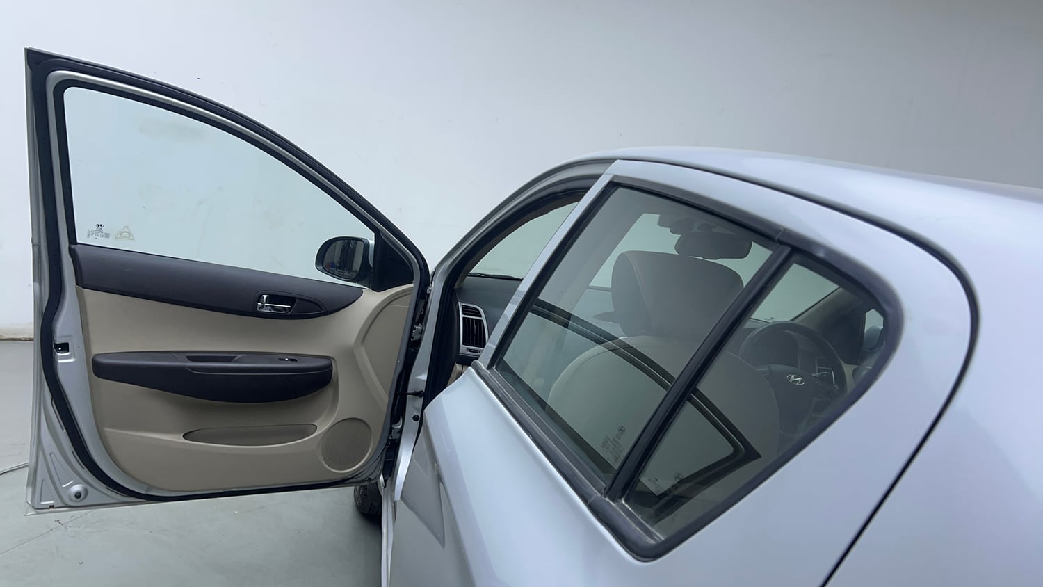 Used 2014 Hyundai i20 Sportz 1.2 Petrol Manual interior LEFT FRONT DOOR OPEN VIEW