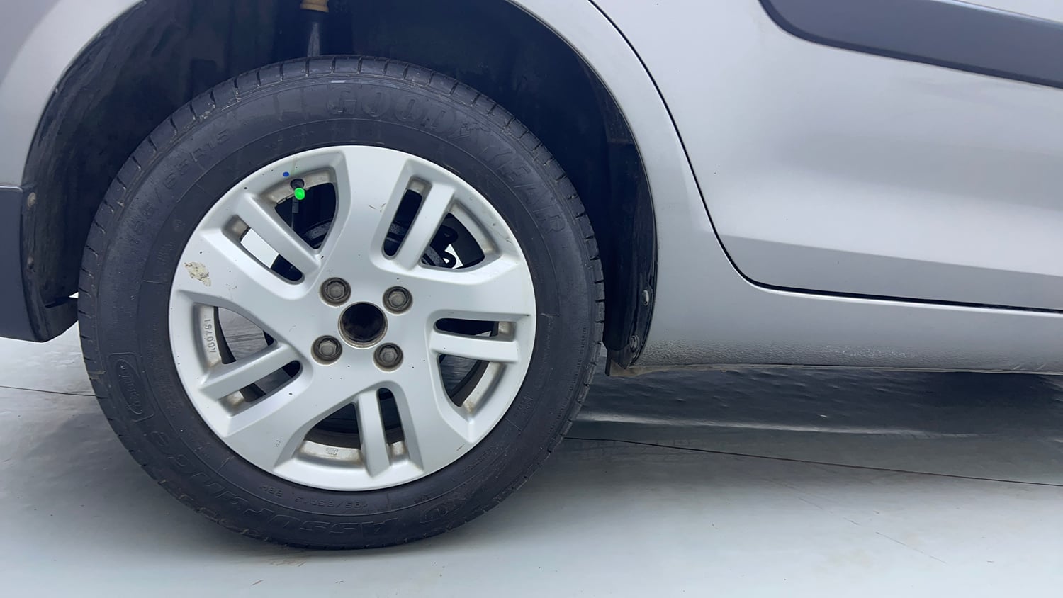 Used 2015 Maruti Suzuki Swift Dzire ZXI Petrol Manual tyres RIGHT REAR TYRE RIM VIEW