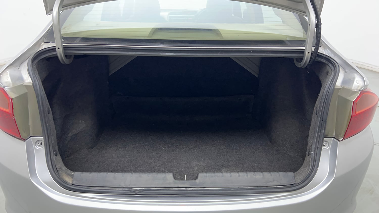 Used 2015 Honda City V Petrol Manual interior DICKY INSIDE VIEW