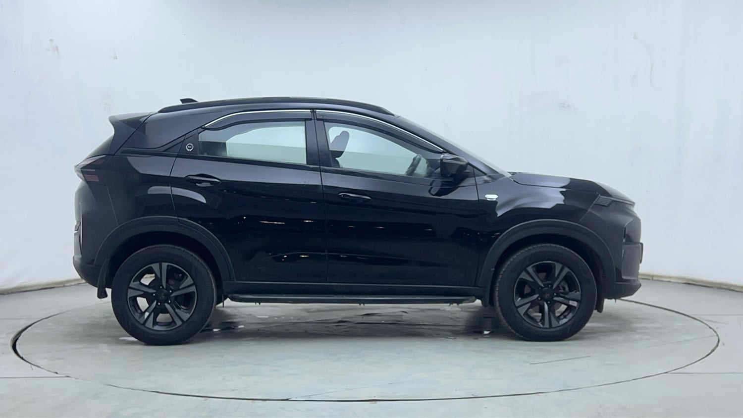 Used 2024 Tata Nexon Fearless Plus (S) 1.5 Diesel 6MT Dark Edition Diesel Manual exterior RIGHT SIDE VIEW