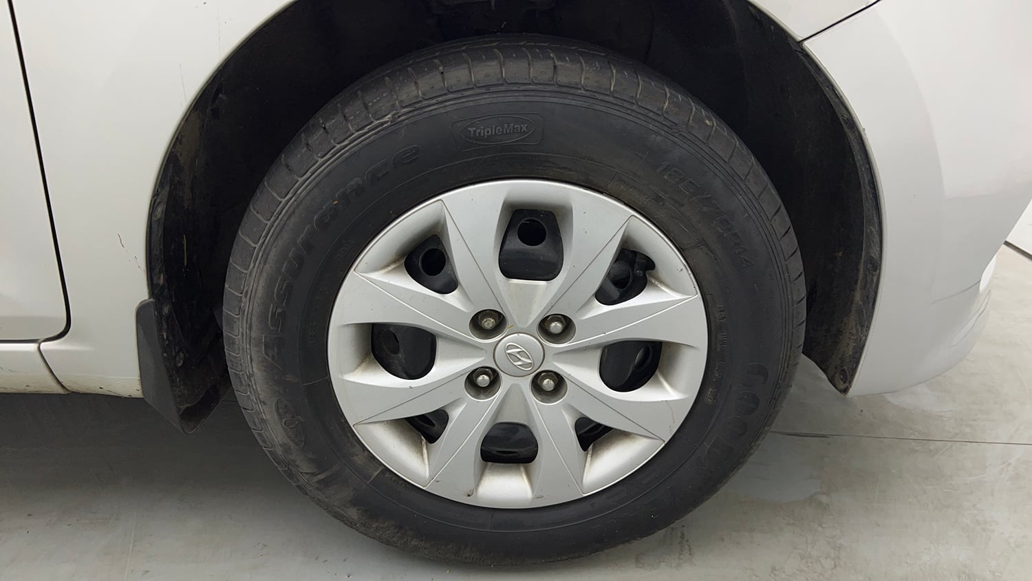 Used 2017 Hyundai Elite i20 Sportz 1.2 Petrol Manual tyres RIGHT FRONT TYRE RIM VIEW