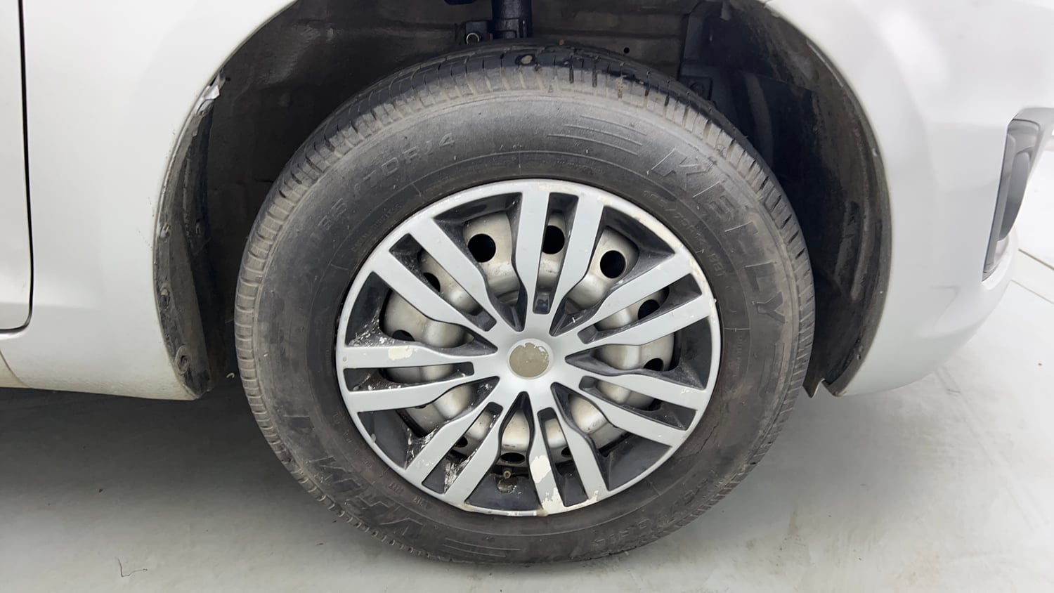 Used 2016 Maruti Suzuki Swift Lxi (O) Petrol Manual tyres RIGHT FRONT TYRE RIM VIEW