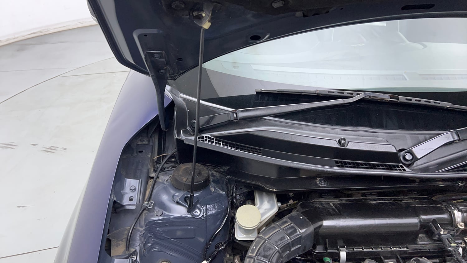 Used 2023 Maruti Suzuki Swift VXi Petrol Manual engine ENGINE RIGHT SIDE HINGE & APRON VIEW