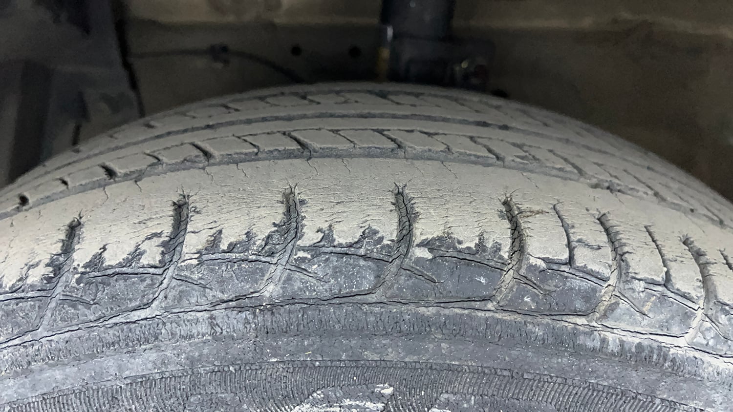 Used 2018 Maruti Suzuki Ertiga ZXI Petrol Manual tyres LEFT FRONT TYRE TREAD VIEW
