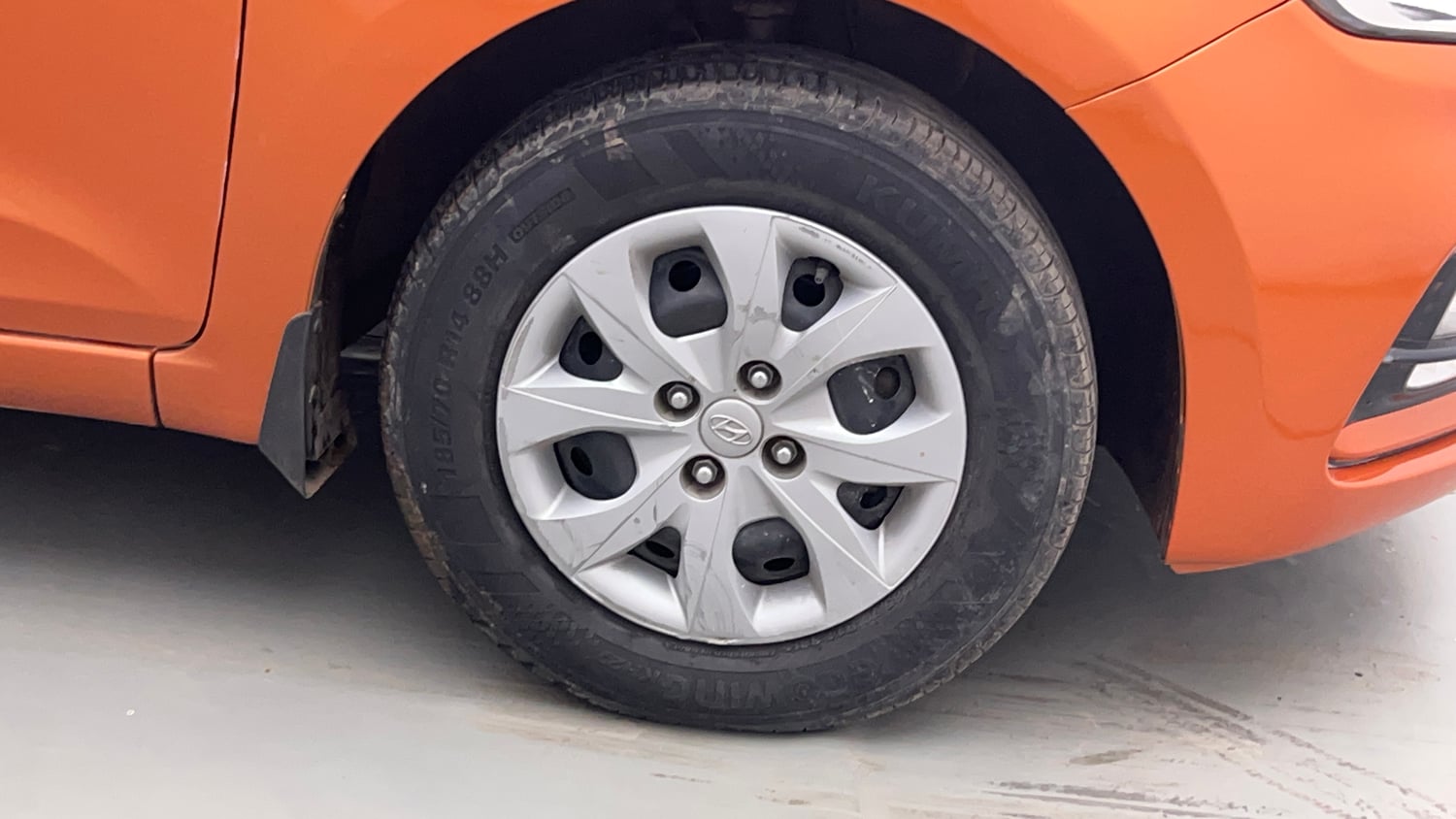 Used 2020 Hyundai Elite i20 Magna Plus 1.2 Petrol Manual tyres RIGHT FRONT TYRE RIM VIEW