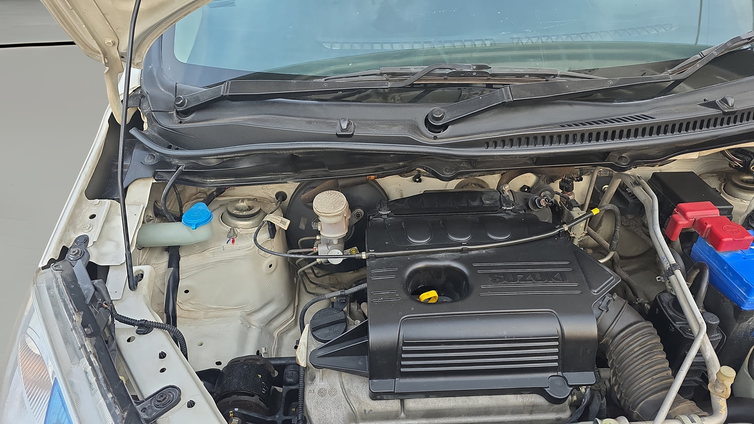 Used 2017 Maruti Suzuki Wagon R VXI Petrol Manual engine ENGINE RIGHT SIDE HINGE & APRON VIEW