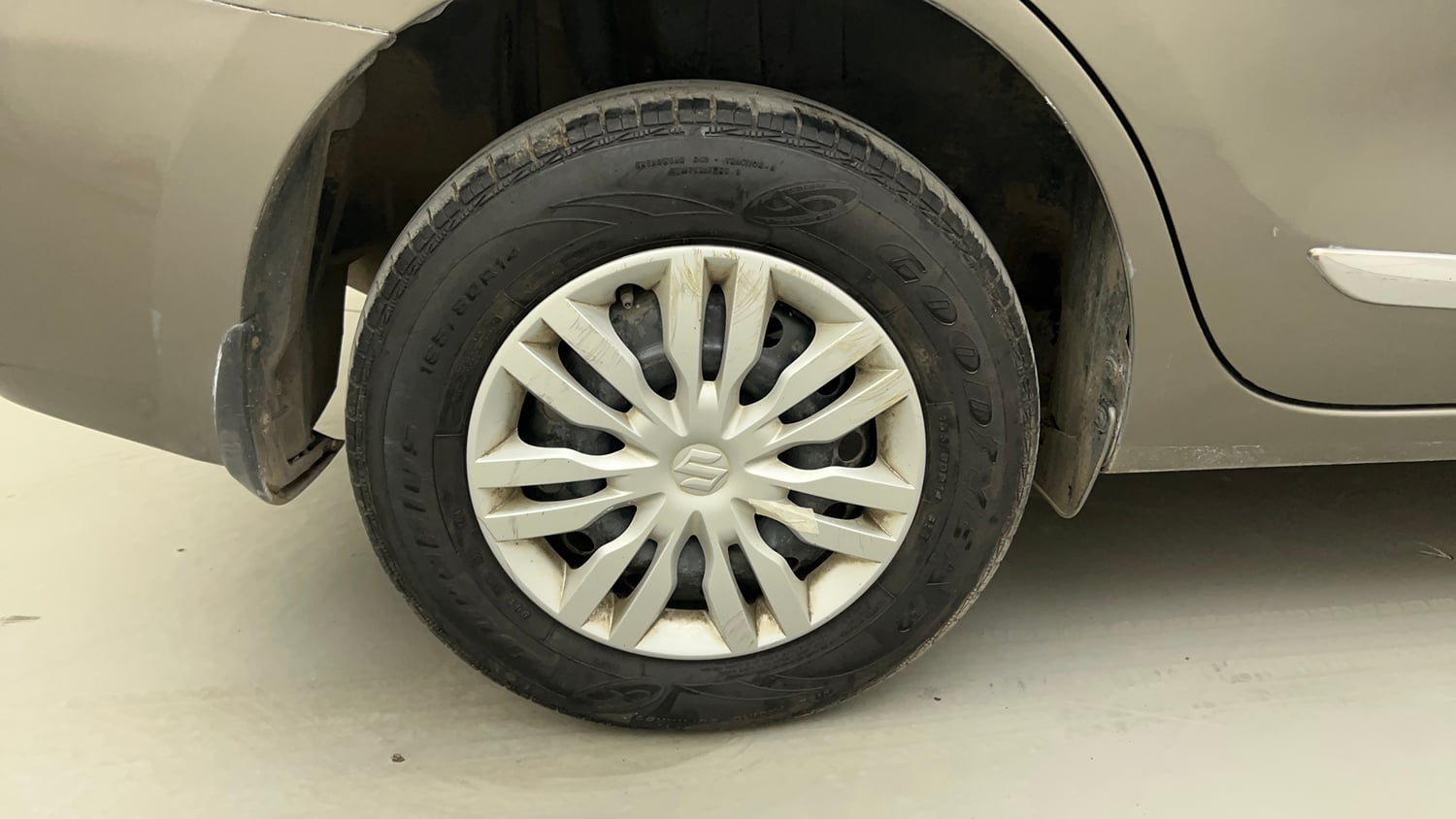 Used 2018 Maruti Suzuki Dzire VDi AMT Diesel Automatic tyres RIGHT REAR TYRE RIM VIEW