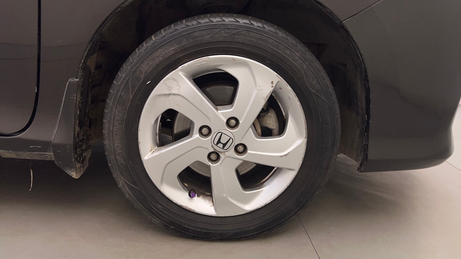 Used 2016 Honda City V Petrol Manual tyres RIGHT FRONT TYRE RIM VIEW
