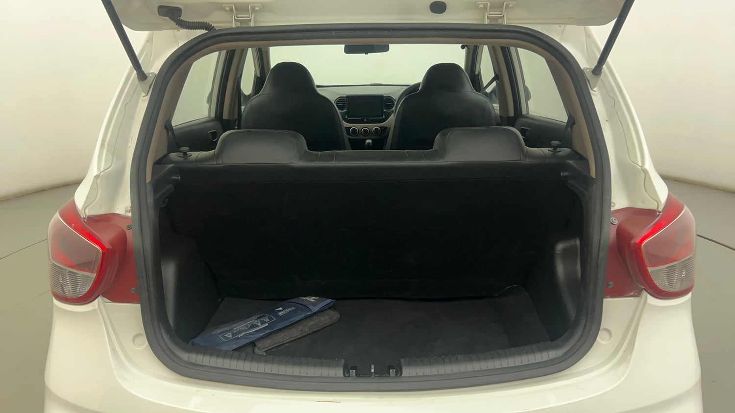 Used 2017 Hyundai Grand i10 Magna AT 1.2 Kappa VTVT Petrol Automatic interior DICKY INSIDE VIEW