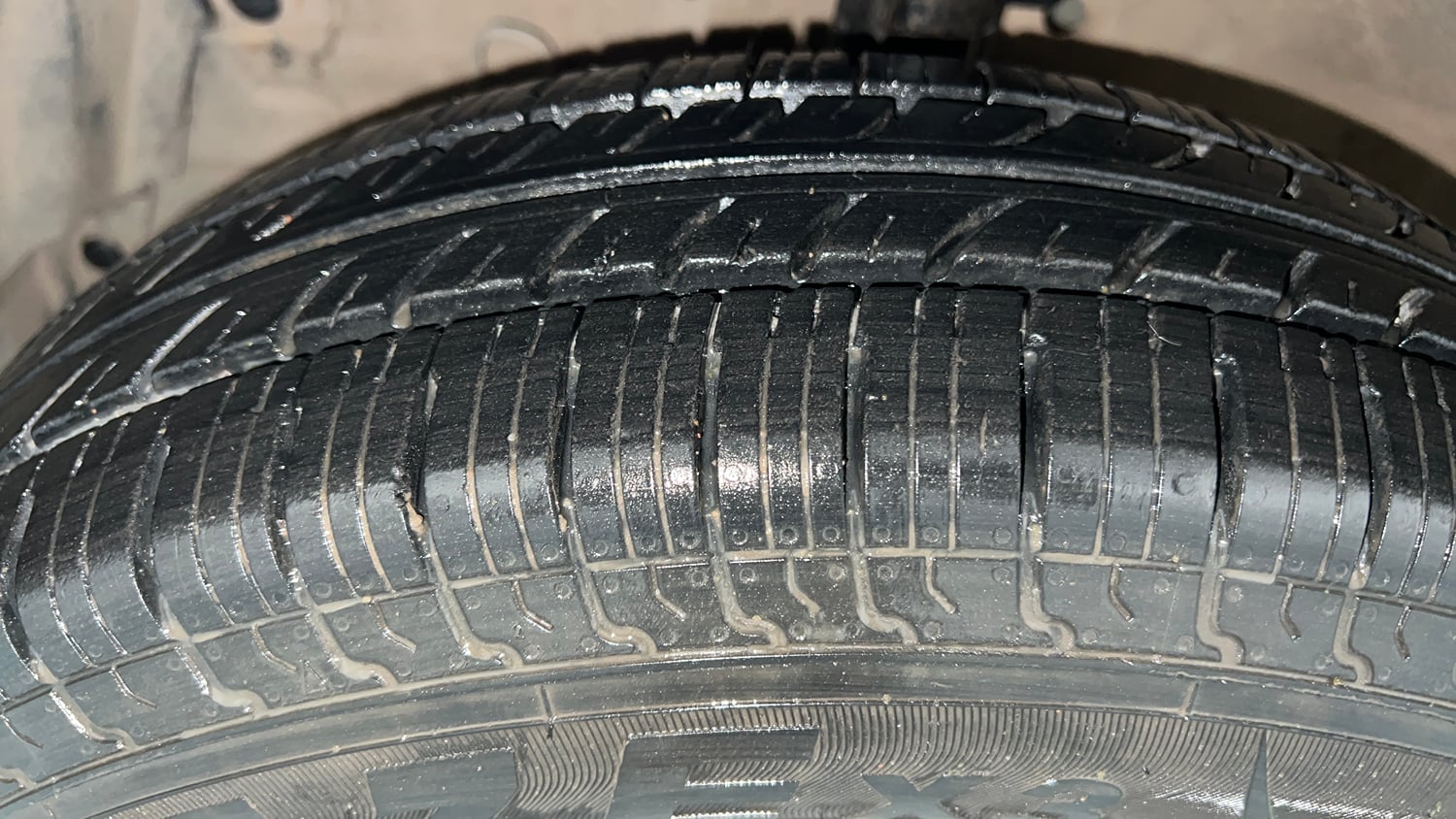 Used 2013 Maruti Suzuki Swift VXi Petrol Manual tyres LEFT FRONT TYRE TREAD VIEW
