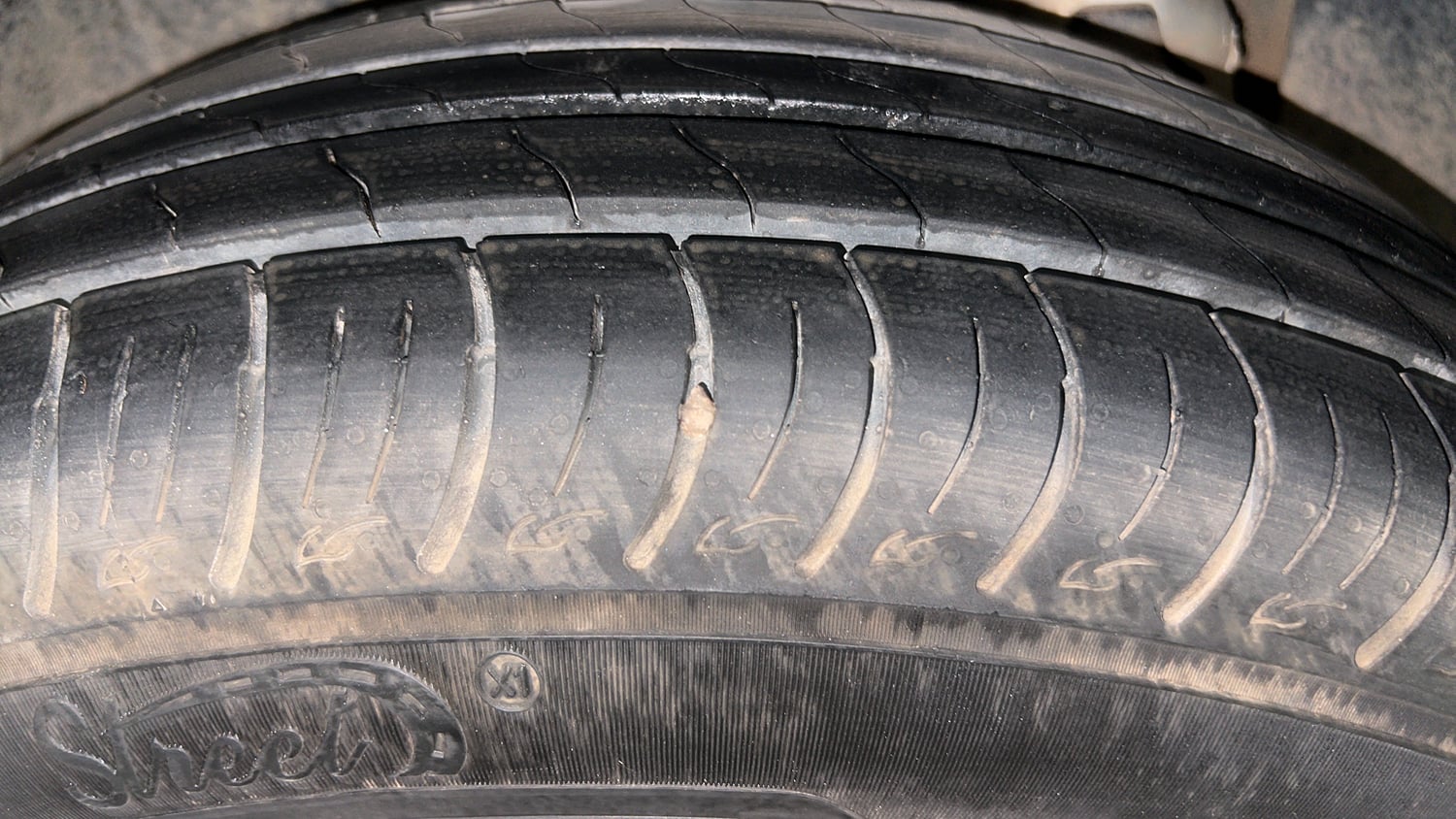 Used 2022 Mahindra XUV 300 W8 (O) 1.2 Petrol Petrol Manual tyres RIGHT REAR TYRE TREAD VIEW