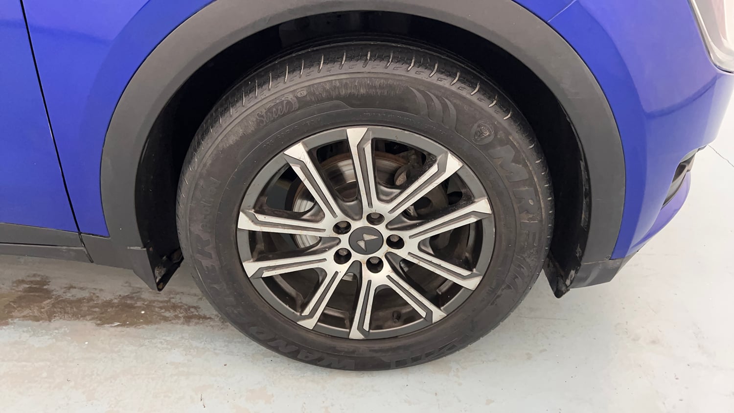 Used 2021 Mahindra XUV700 AX 7 Petrol AT Luxury Pack 7 STR Petrol Automatic tyres RIGHT FRONT TYRE RIM VIEW