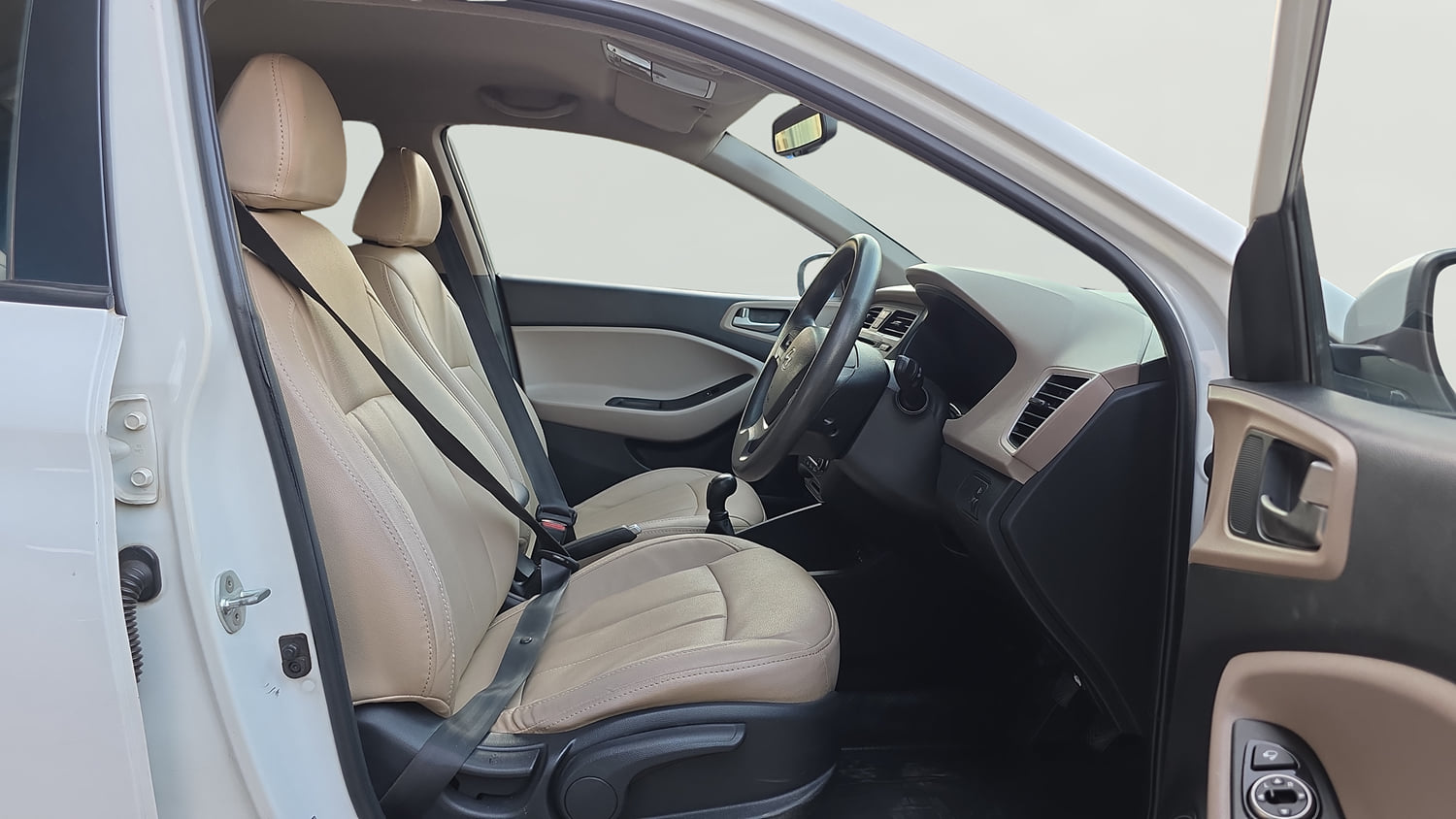 Used 2015 Hyundai Elite i20 Sportz 1.2 (O) Petrol Manual interior RIGHT SIDE FRONT DOOR CABIN VIEW