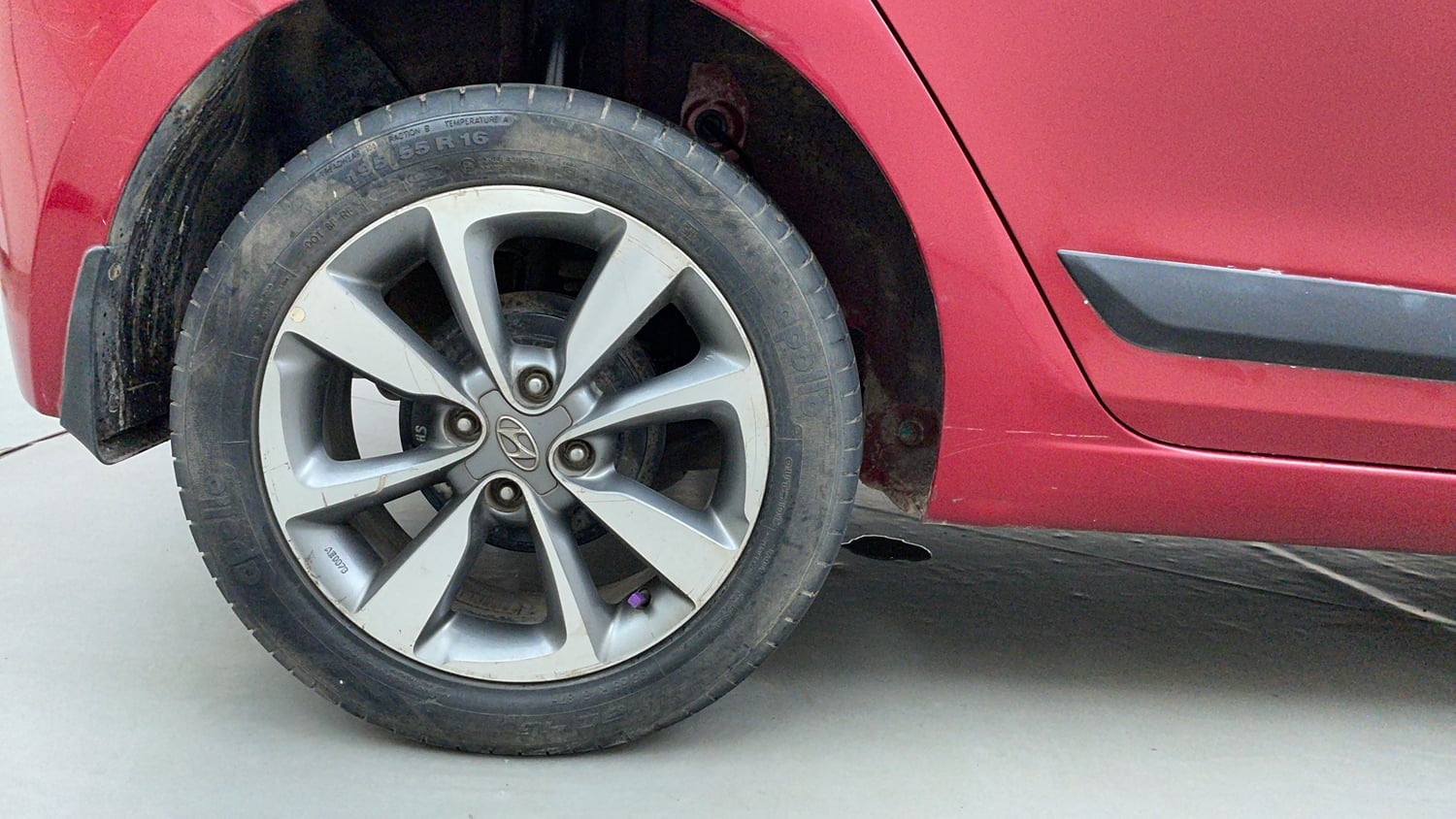 Used 2015 Hyundai Elite i20 Asta 1.2 Petrol Manual tyres RIGHT REAR TYRE RIM VIEW