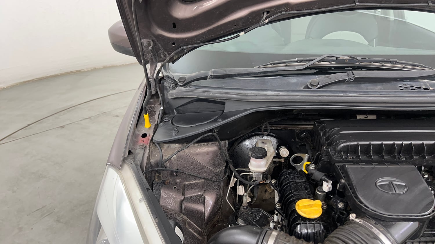 Used 2018 Tata Tiago Revotron XT Petrol Manual engine ENGINE RIGHT SIDE HINGE & APRON VIEW