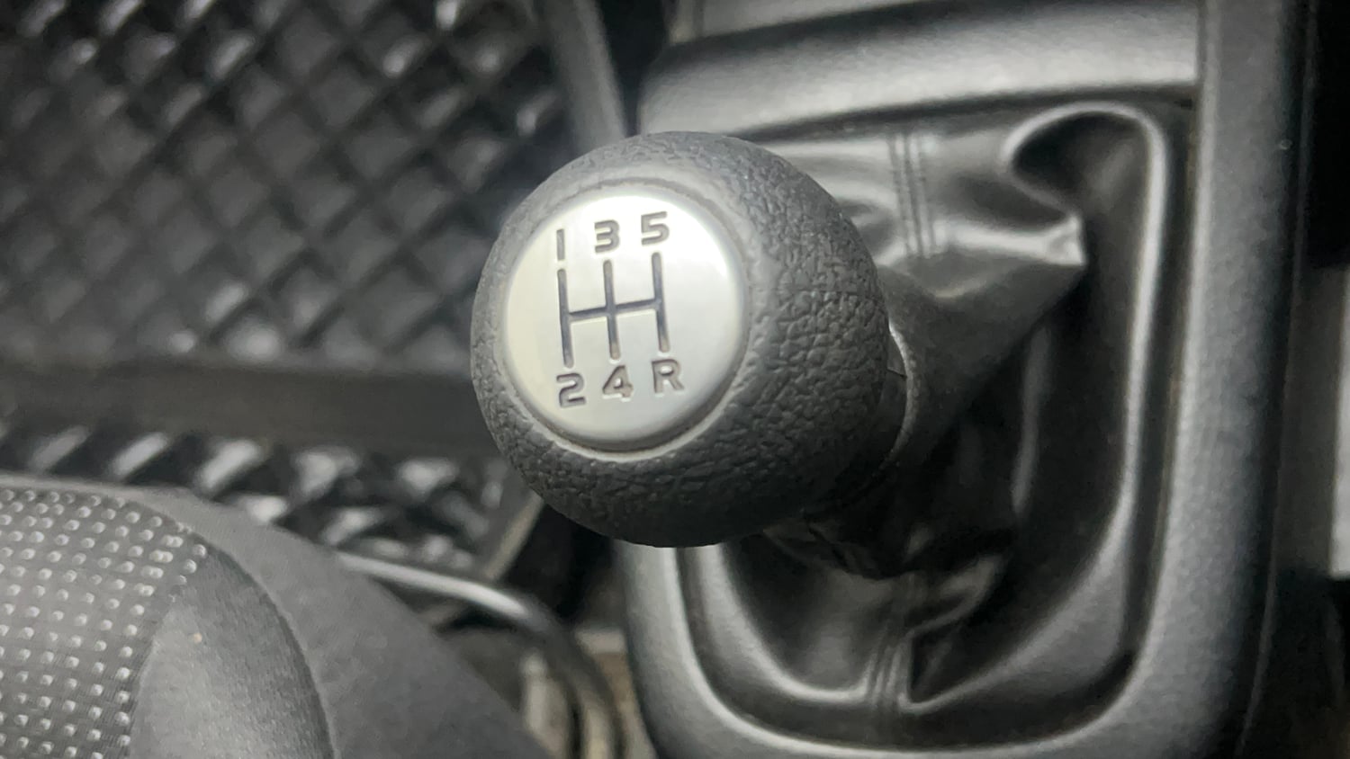 Used 2014 Maruti Suzuki Swift LXi Petrol Manual interior GEAR  KNOB VIEW